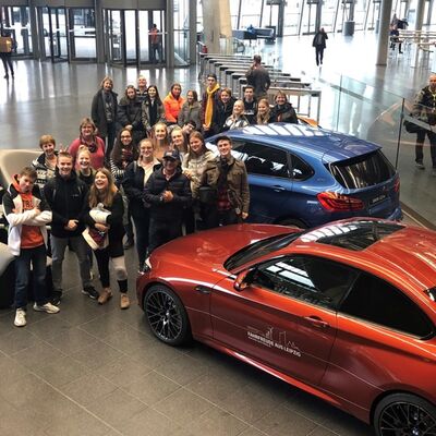 Bild vergrößern: Mit norwegischen Partnerschülern im BMW-Werk Leipzig