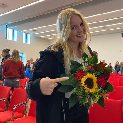 Bild vergrößern: Celina mit Blumenstrauß