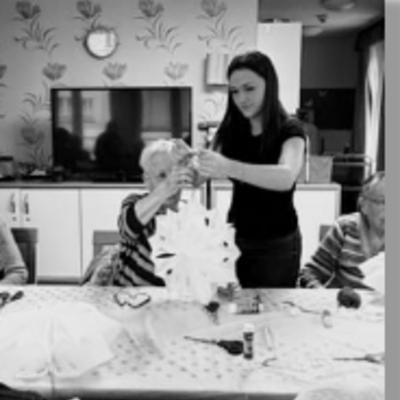 Bild vergr&ouml;&szlig;ern: Sch�lerin bastelt mit Rentnerin