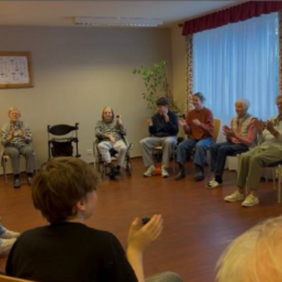 Bild vergr&ouml;&szlig;ern: Sitzkreis mit den Rentnern