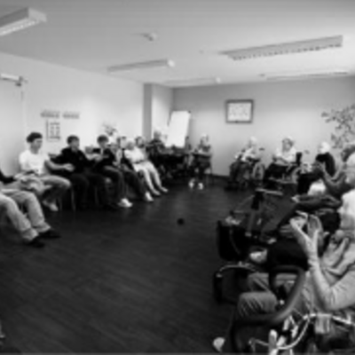 Bild vergr&ouml;&szlig;ern: Sitzkreis zwischen jung und alt