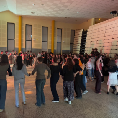 Bild vergr&ouml;&szlig;ern: Sch&uuml;lergruppe bei ketischen T&auml;nzen