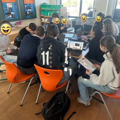 Bild vergr&ouml;&szlig;ern: Sch�lerinnen und Sch�ler arbeiten in einer gro�en Gruppe am Escape Game