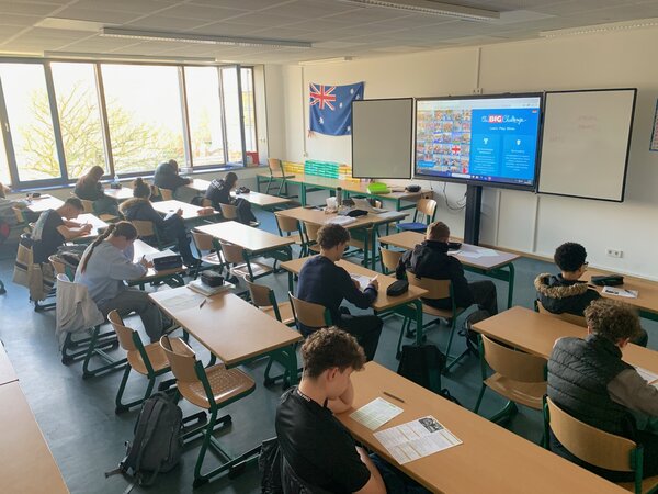 Bild vergr&ouml;&szlig;ern: Sch�lergruppe w�hrend des Wettbewerbes