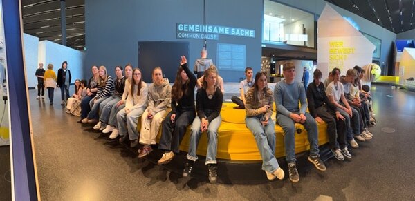 Bild vergr&ouml;&szlig;ern: Sch&uuml;lergruppe im Futurium