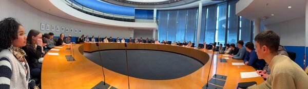 Bild vergr&ouml;&szlig;ern: Sch&uuml;lergruppe im Bundestag