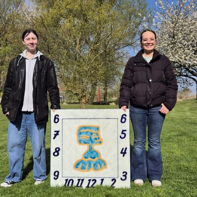 die Sch&uuml;lerinnen mit der Sonnenuhr