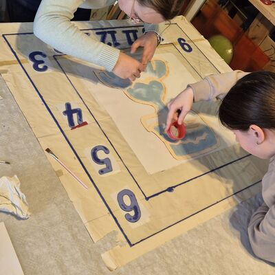 Bild vergr&ouml;&szlig;ern: Sch�lerinnen arbeiten an der Sonnenuhr