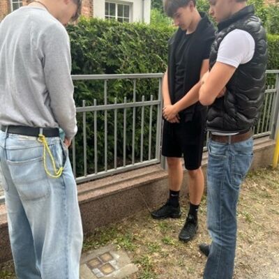 drei Sch&uuml;ler bei den Stolpersteinen