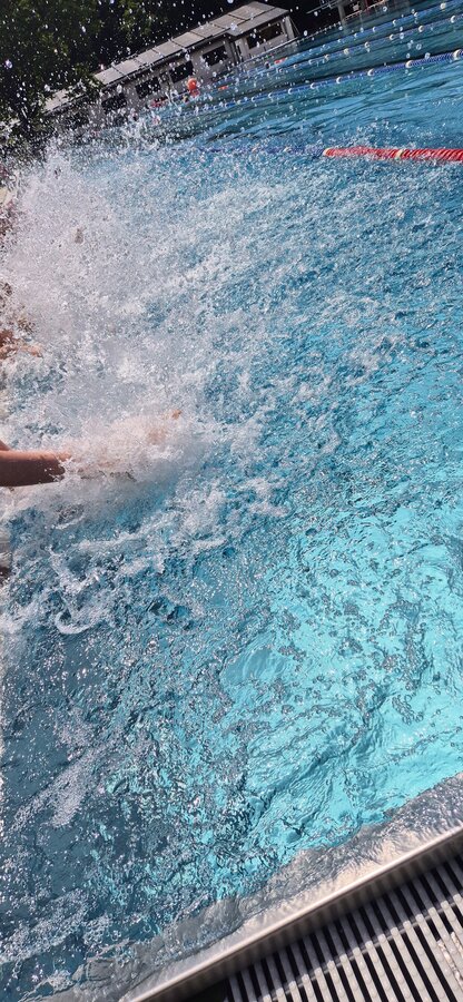 Bild vergr&ouml;&szlig;ern: planschende Beine - Schwimmwoche 2026