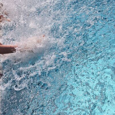 planschende Beine - Schwimmwoche 2026