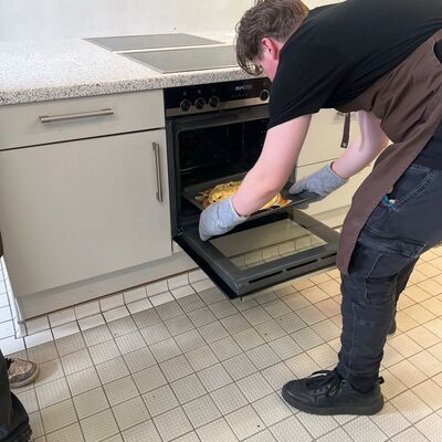 Bild vergr&ouml;&szlig;ern: die Quiche kommt in den Ofen