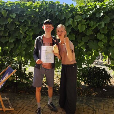 Gregor und Frau Wartgenstedt mit Siegerurkunde