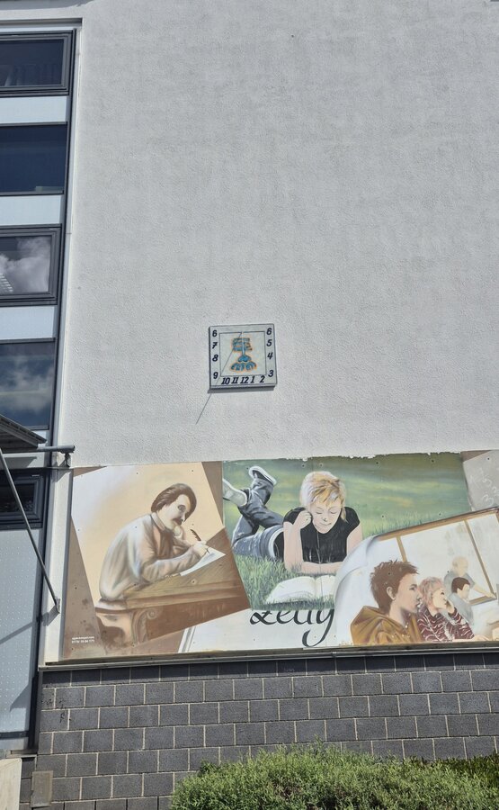 Bild vergr&ouml;&szlig;ern: Sonnenuhr an der Hauswand