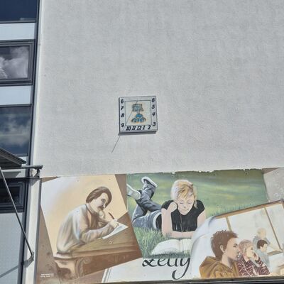 Sonnenuhr an der Hauswand
